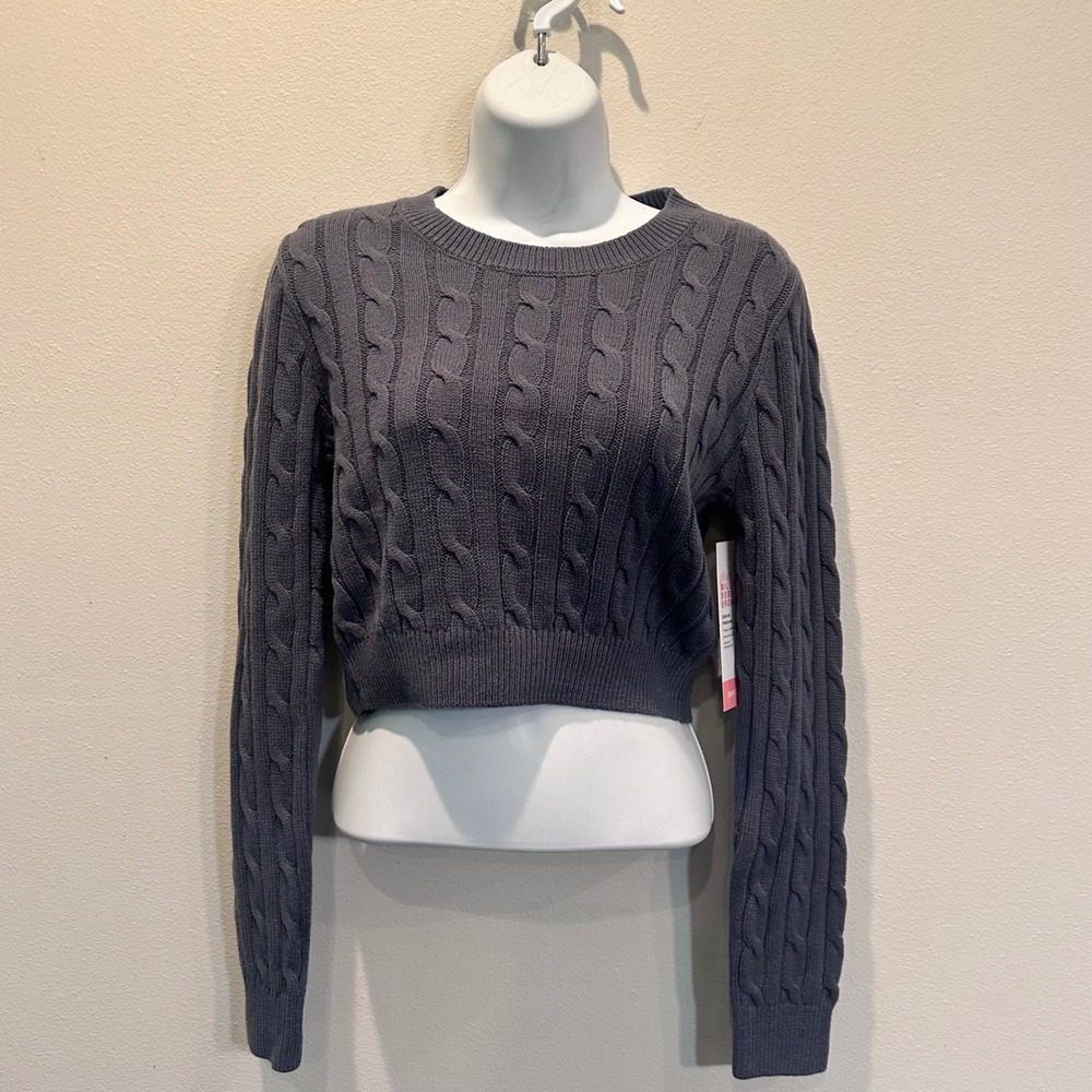 Mills‎ by Millie Bobby Brown Blue Gray Crop Cable Knit Sweater Womens Size M NWT - Picture 1 of 9